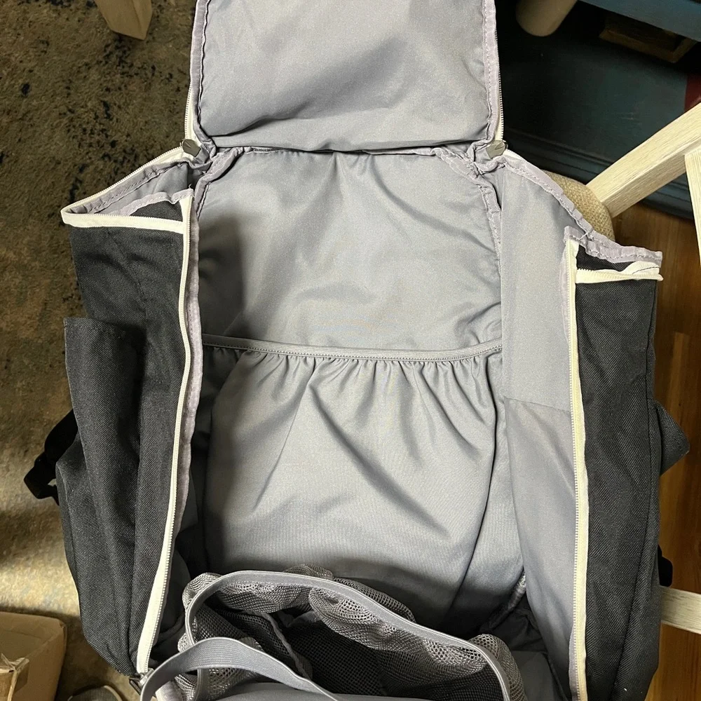 Nike Black & White Backpack EUC, all zippers work, no tears or rubs seen, unisex